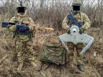 Ukranian SOF with ENICS Eeleron-3 recon drone.jpg